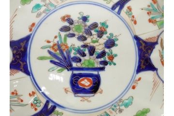 幕末期　古伊万里　金彩　色絵　花瓶文　7寸　約21cm　目にも鮮やかな色調の大皿2枚セット(花盆文、菊花型、輪花型、変形皿、和食器、和皿、七寸)(R-061872)