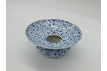 古伊万里　染付　全面　花唐草文　全面に花唐草の絵付けがされた可憐な盃台(懐石道具、唾壺)(R-061874)