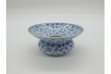 古伊万里　染付　全面　花唐草文　全面に花唐草の絵付けがされた可憐な盃台(懐石道具、唾壺)(R-061874)