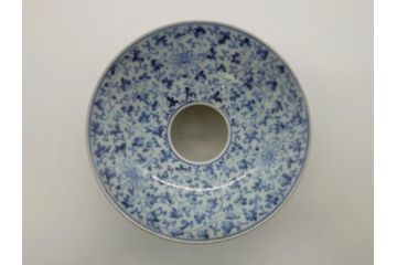 古伊万里　染付　全面　花唐草文　全面に花唐草の絵付けがされた可憐な盃台(懐石道具、唾壺)(R-061874)