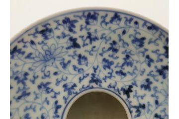 古伊万里　染付　全面　花唐草文　全面に花唐草の絵付けがされた可憐な盃台(懐石道具、唾壺)(R-061874)