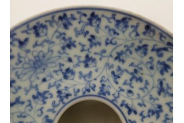古伊万里　染付　全面　花唐草文　全面に花唐草の絵付けがされた可憐な盃台(懐石道具、唾壺)(R-061874)