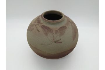 荒田耕治　笠間焼　存在感のある佇まいが印象的な山芋文花瓶(共箱付き、花器、作家物)(R-061876)