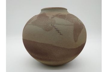荒田耕治　笠間焼　存在感のある佇まいが印象的な山芋文花瓶(共箱付き、花器、作家物)(R-061876)