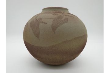 荒田耕治　笠間焼　存在感のある佇まいが印象的な山芋文花瓶(共箱付き、花器、作家物)(R-061876)