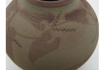 荒田耕治　笠間焼　存在感のある佇まいが印象的な山芋文花瓶(共箱付き、花器、作家物)(R-061876)