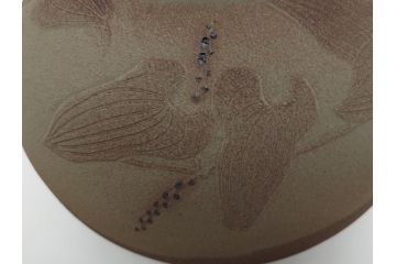 荒田耕治　笠間焼　存在感のある佇まいが印象的な山芋文花瓶(共箱付き、花器、作家物)(R-061876)