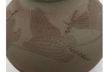 荒田耕治　笠間焼　存在感のある佇まいが印象的な山芋文花瓶(共箱付き、花器、作家物)(R-061876)