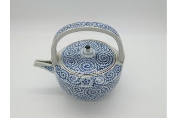 江戸期　古伊万里　銚子　染付　蛸唐草　存在感のある蛸唐草と花絵付けが印象的な急須(水注、茶道具)(R-061877)