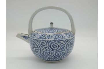 江戸期　古伊万里　銚子　染付　蛸唐草　存在感のある蛸唐草と花絵付けが印象的な急須(水注、茶道具)(R-061877)