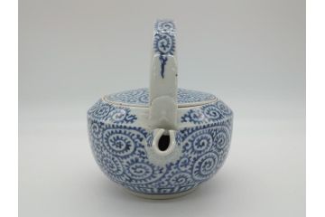 江戸期　古伊万里　銚子　染付　蛸唐草　存在感のある蛸唐草と花絵付けが印象的な急須(水注、茶道具)(R-061877)