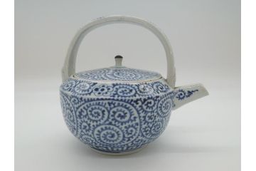 江戸期　古伊万里　銚子　染付　蛸唐草　存在感のある蛸唐草と花絵付けが印象的な急須(水注、茶道具)(R-061877)
