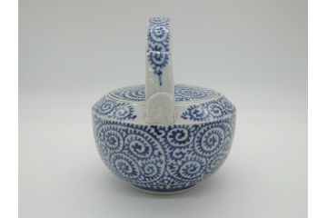 江戸期　古伊万里　銚子　染付　蛸唐草　存在感のある蛸唐草と花絵付けが印象的な急須(水注、茶道具)(R-061877)