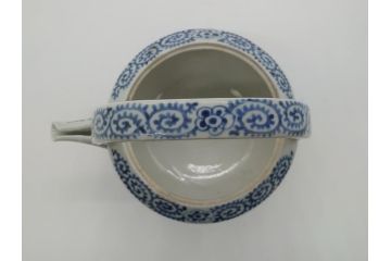 江戸期　古伊万里　銚子　染付　蛸唐草　存在感のある蛸唐草と花絵付けが印象的な急須(水注、茶道具)(R-061877)