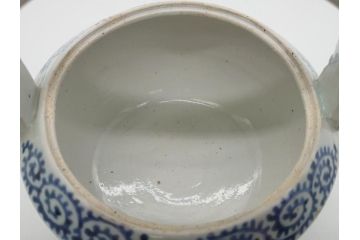 江戸期　古伊万里　銚子　染付　蛸唐草　存在感のある蛸唐草と花絵付けが印象的な急須(水注、茶道具)(R-061877)