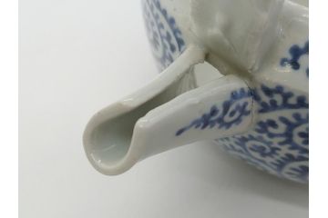 江戸期　古伊万里　銚子　染付　蛸唐草　存在感のある蛸唐草と花絵付けが印象的な急須(水注、茶道具)(R-061877)