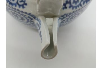 江戸期　古伊万里　銚子　染付　蛸唐草　存在感のある蛸唐草と花絵付けが印象的な急須(水注、茶道具)(R-061877)