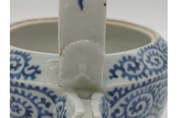 江戸期　古伊万里　銚子　染付　蛸唐草　存在感のある蛸唐草と花絵付けが印象的な急須(水注、茶道具)(R-061877)