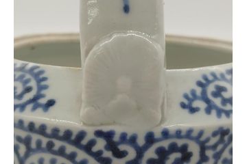 江戸期　古伊万里　銚子　染付　蛸唐草　存在感のある蛸唐草と花絵付けが印象的な急須(水注、茶道具)(R-061877)