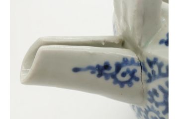 江戸期　古伊万里　銚子　染付　蛸唐草　存在感のある蛸唐草と花絵付けが印象的な急須(水注、茶道具)(R-061877)