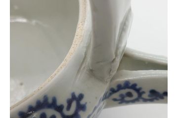 江戸期　古伊万里　銚子　染付　蛸唐草　存在感のある蛸唐草と花絵付けが印象的な急須(水注、茶道具)(R-061877)