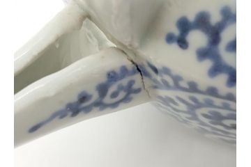 江戸期　古伊万里　銚子　染付　蛸唐草　存在感のある蛸唐草と花絵付けが印象的な急須(水注、茶道具)(R-061877)