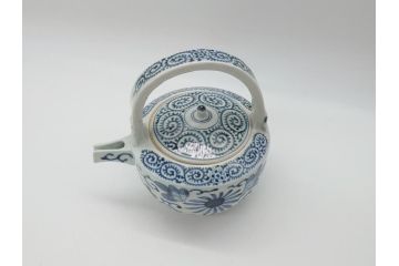 江戸期　古伊万里　銚子　染付　蛸唐草　存在感のある蛸唐草と花絵が印象的な急須(水注、茶道具)(R-061878)