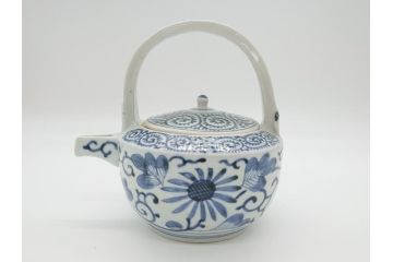 江戸期　古伊万里　銚子　染付　蛸唐草　存在感のある蛸唐草と花絵が印象的な急須(水注、茶道具)(R-061878)