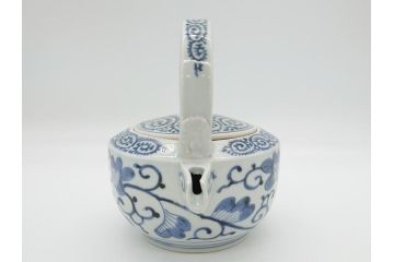 江戸期　古伊万里　銚子　染付　蛸唐草　存在感のある蛸唐草と花絵が印象的な急須(水注、茶道具)(R-061878)