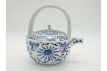 江戸期　古伊万里　銚子　染付　蛸唐草　存在感のある蛸唐草と花絵が印象的な急須(水注、茶道具)(R-061878)