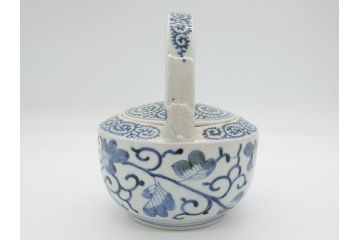 江戸期　古伊万里　銚子　染付　蛸唐草　存在感のある蛸唐草と花絵が印象的な急須(水注、茶道具)(R-061878)