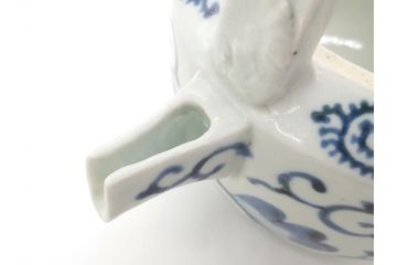 江戸期　古伊万里　銚子　染付　蛸唐草　存在感のある蛸唐草と花絵が印象的な急須(水注、茶道具)(R-061878)