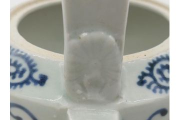 江戸期　古伊万里　銚子　染付　蛸唐草　存在感のある蛸唐草と花絵が印象的な急須(水注、茶道具)(R-061878)