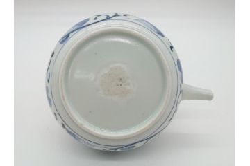 江戸期　古伊万里　銚子　染付　蛸唐草　存在感のある蛸唐草と花絵が印象的な急須(水注、茶道具)(R-061878)