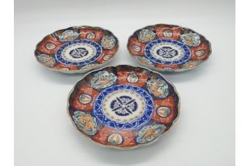 明治期　富長貴春(富貴長春)　伊万里　金襴手　金魚に花図　6.8寸皿　約20.5cm　色彩豊かで食卓に華やぎをもたらす皿3枚セット(六寸八分、中皿、和食器、和皿)(R-061882)