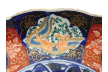 明治期　富長貴春(富貴長春)　伊万里　金襴手　金魚に花図　6.8寸皿　約20.5cm　色彩豊かで食卓に華やぎをもたらす皿3枚セット(六寸八分、中皿、和食器、和皿)(R-061882)