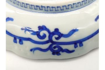 明治期　富長貴春(富貴長春)　伊万里　金襴手　金魚に花図　6.8寸皿　約20.5cm　色彩豊かで食卓に華やぎをもたらす皿3枚セット(六寸八分、中皿、和食器、和皿)(R-061882)