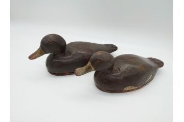 つぶらな瞳が可愛らしい木製デコイ2羽セット(鴨、つがい、置物、置き物、模型、ディスプレイ、インテリア)(R-061888)