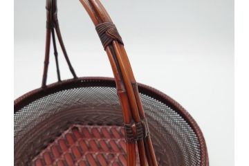 竹旬斎　在銘　竹細工　使い込むほどに深みが出る美しい編み目の竹花籠(花入れ、花器、竹編、竹工芸、竹籠)(R-061889)