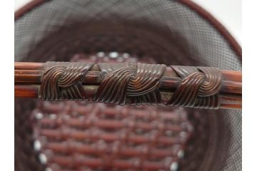 竹旬斎　在銘　竹細工　使い込むほどに深みが出る美しい編み目の竹花籠(花入れ、花器、竹編、竹工芸、竹籠)(R-061889)