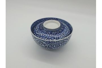 幕末〜明治　古伊万里　染付　蛸唐草文　松竹梅　爽やかな藍色の総蛸唐草文様が魅力の蓋付き茶碗(蓋碗、和食器)(R-061891)