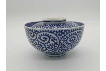 幕末〜明治　古伊万里　染付　蛸唐草文　松竹梅　爽やかな藍色の総蛸唐草文様が魅力の蓋付き茶碗(蓋碗、和食器)(R-061891)