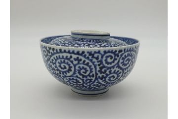 幕末〜明治　古伊万里　染付　蛸唐草文　松竹梅　爽やかな藍色の総蛸唐草文様が魅力の蓋付き茶碗(蓋碗、和食器)(R-061891)