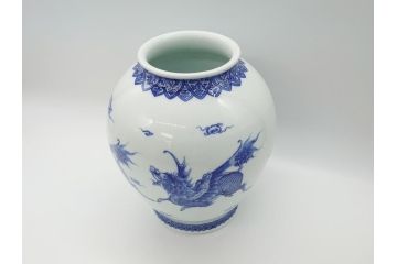 明治期　鍋島焼　鍋島家　染付　杏葉の紋　麒麟図　威厳に満ちた凛々しい麒麟図の飾り壺(花瓶、花入れ)(R-061895)