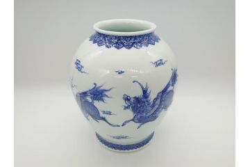 明治期　鍋島焼　鍋島家　染付　杏葉の紋　麒麟図　威厳に満ちた凛々しい麒麟図の飾り壺(花瓶、花入れ)(R-061895)