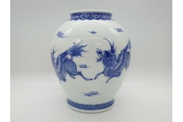明治期　鍋島焼　鍋島家　染付　杏葉の紋　麒麟図　威厳に満ちた凛々しい麒麟図の飾り壺(花瓶、花入れ)(R-061895)