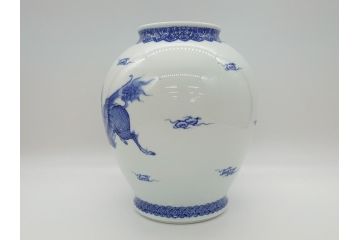 明治期　鍋島焼　鍋島家　染付　杏葉の紋　麒麟図　威厳に満ちた凛々しい麒麟図の飾り壺(花瓶、花入れ)(R-061895)