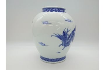 明治期　鍋島焼　鍋島家　染付　杏葉の紋　麒麟図　威厳に満ちた凛々しい麒麟図の飾り壺(花瓶、花入れ)(R-061895)