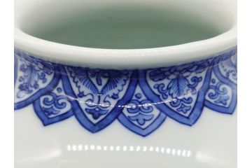 明治期　鍋島焼　鍋島家　染付　杏葉の紋　麒麟図　威厳に満ちた凛々しい麒麟図の飾り壺(花瓶、花入れ)(R-061895)