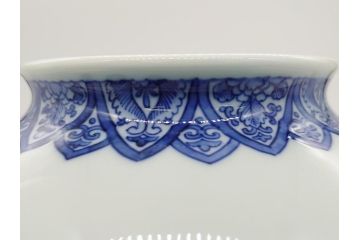 明治期　鍋島焼　鍋島家　染付　杏葉の紋　麒麟図　威厳に満ちた凛々しい麒麟図の飾り壺(花瓶、花入れ)(R-061895)